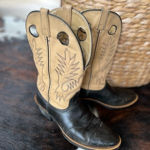 Size 9 cowboy boots. All leather lots of life left.